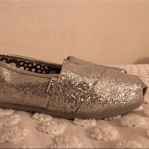 LIKE NEW TOMS | Silver Glitter TOMS Slip-on Shoes